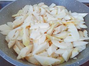 翻炒到春笋表面微黄。