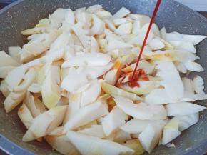 加生抽3勺调味上色。