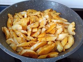 将调味料与春笋翻炒均匀。