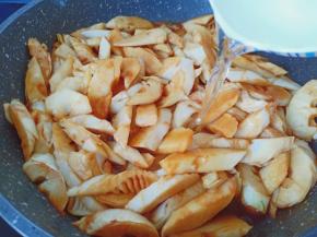 加入半碗清水开大火煮开。