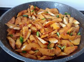 炖到汤汁差不多放点葱段关火就可以了！