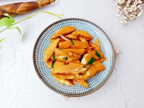 新鲜的春笋脆爽可口。