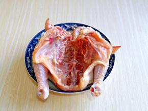 首先处理老母鸡，用食品剪刀将鸡开膛破肚，再清洗干净。