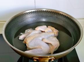 冷水入锅焯水，大火烧开后煮2分钟。