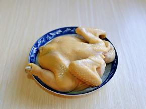 捞出后用温水反复冲洗，将鸡身上的杂质冲洗干净。