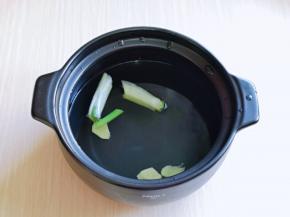 砂锅中加入切好的葱段，姜片。