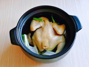 再把处理好的鸡放入砂锅中。