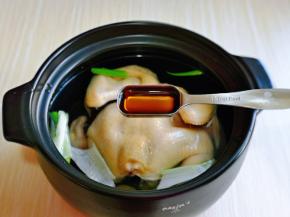 加入料酒，可以适当多一点，去腥。