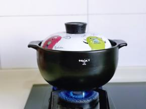 盖上盖子大火烧开，转小火慢熬。