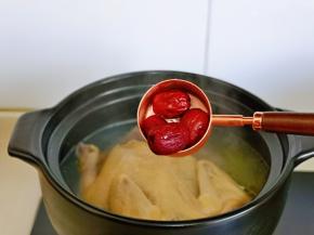 约45分钟左右，汤汁浓郁，加入洗干净的红枣。