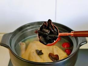 再加入泡发的黑木耳，盖上盖子小火再熬10分钟。