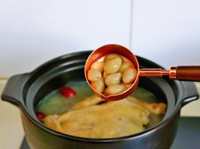 再加入白果，枸杞，煮5分钟关火，我用的白果是半成品，所以最后加入。