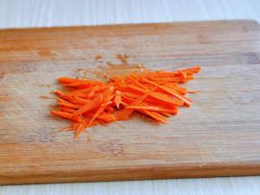 胡萝卜去皮洗干净，切丝。