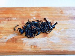 泡发的黑木耳，切丝。