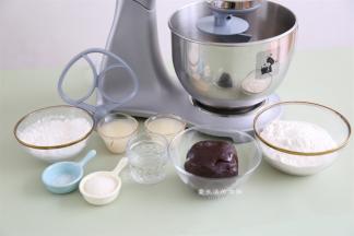 准备食材，如果天气热，猪油要放入冰箱冷藏变凝固一些再取出来用。