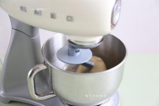 将油皮的食材放入厨师机里面，启动1速混匀后，转2速搅拌5分钟，能拉出不容易烂的薄膜即可。