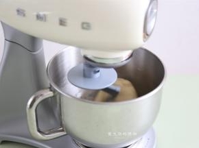 将油皮的食材放入厨师机里面，启动1速混匀后，转2速搅拌5分钟，能拉出不容易烂的薄膜即可。