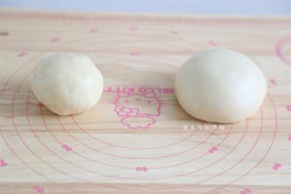 将油酥的材料混合均匀，油皮揉好从厨师机里取出来松弛15分钟。