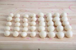 油酥分成10等份，油皮也分成10等份（图里的是20个的量）。