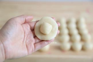 取一个油皮轻轻擀开，包入油酥，包好后将收口捏紧，朝下放置松弛15分钟