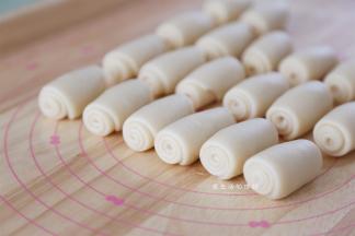 取一个松弛好的卷子，用手两边朝中间捏合，松弛足够的卷子手感很软，捏的时候不会破。