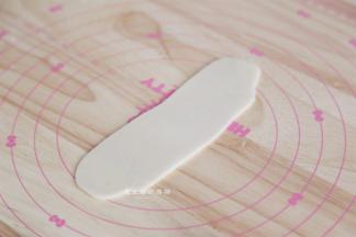 将包好的酥皮团子轻轻的擀长，大约13CM就行，太长容易破酥。