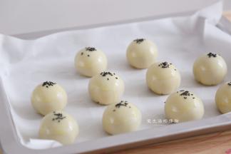 两手协助的旋转，再用虎口收紧，收口朝下放在烤盘上。