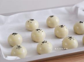 两手协助的旋转，再用虎口收紧，收口朝下放在烤盘上。