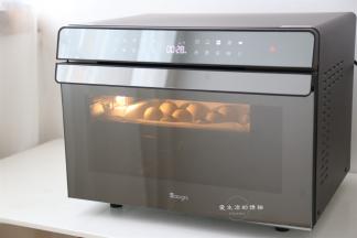 面团顶上涂上全蛋液，撒上少许黑芝麻装饰，此时烤箱上下管165度预热。