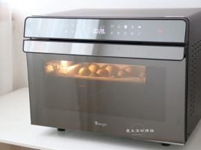 面团顶上涂上全蛋液，撒上少许黑芝麻装饰，此时烤箱上下管165度预热。