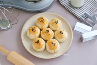 将蛋黄酥放入烤箱中层，继续上下管165度烤25分钟，看到蛋黄酥表面变得金黄酥脆即可出炉。