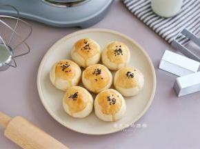 将蛋黄酥放入烤箱中层，继续上下管165度烤25分钟，看到蛋黄酥表面变得金黄酥脆即可出炉。