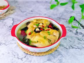 盛出装入汤碗中，撒上葱花。