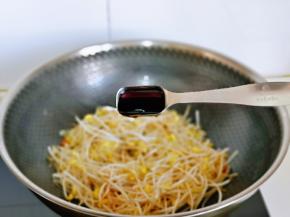 加入蚝油，小火翻炒均匀。