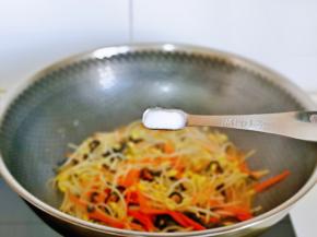 按个人口味加入盐，将三样煮熟。