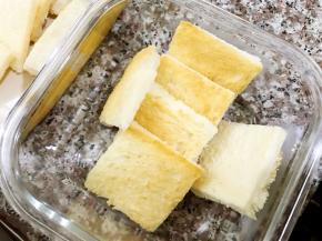 把吐司块放摆入烤碗里