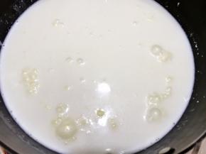 奶锅里加入牛奶，淡奶油，白糖，加热至白糖溶化