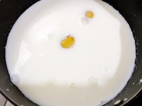 打入一个鸡蛋搅拌均匀