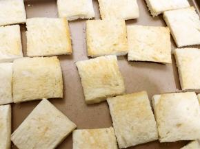 放入烤箱中层180度烤几分钟至香脆