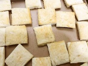 放入烤箱中层180度烤几分钟至香脆