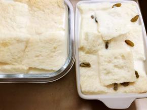 做好的布丁液过筛到烤碗里，用勺子压一压让每块吐司都吸饱布丁液，表面可以撒上果干
放入烤箱中层180度烤30分钟左右至凝固