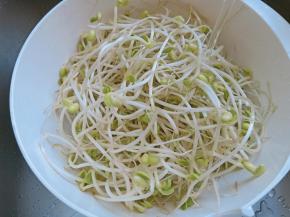 豆芽清水里摘洗干净。