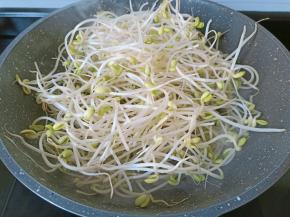 热锅不放油下豆芽煸炒。