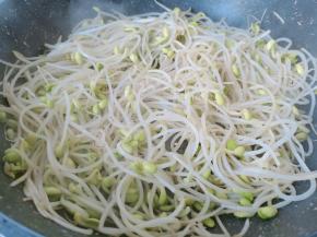 炒到豆芽微微有点发软起锅。