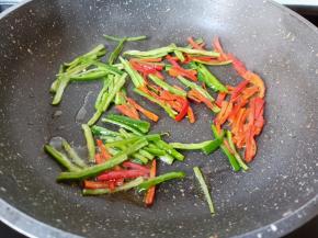 锅里放一点油，下青红椒煸炒出香味。