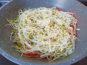 加入煸炒好的豆芽。