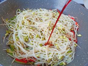 加一点生抽调味。