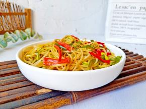 酸辣开胃的豆芽就炒好了。