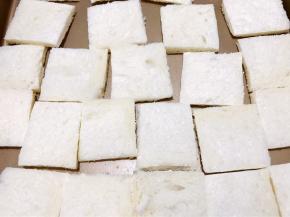 吐司切去四边，再切成小块