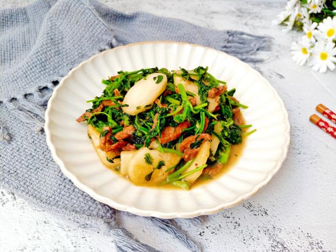 草头肉丝炒年糕